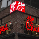 Chick-fil-A ‘fanatic’ Lindsey Graham vows to go to WAR for pro-Christian food chain’s principles amid student protests — RT USA News