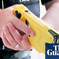 Arizona police taser two parents as they try to enter locked-down school