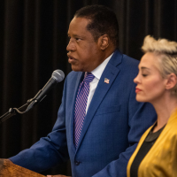 Stop being ‘s**tbags’, media: Rose McGowan scorches Fox News for claiming she slammed BLM during event with Larry Elder  —  RT USA News