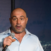 Tulsi Gabbard, Russell Brand labeled as ‘right-wingers’ in Joe Rogan row  —  RT World News