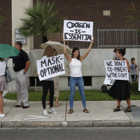 Anti-mask protesters return to Washington school despite order, say judge “made a mistake”