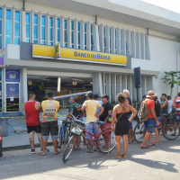 Criminals set fire to cars to delay police, tie hostages to vehicles after robbing 2 banks