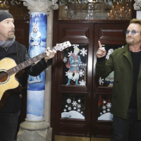 U2’s Bono, The Edge perform surprise concert in Ukraine