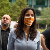 Padma Lakshmi calls out Gov. Abbott at downtown Houston Women’s March