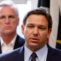 “Thumbs down”: Ron DeSantis hit with brutal poll numbers as COVID-19 cases rise in Florida