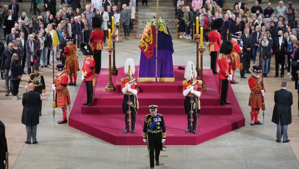 Man tackled by police and arrested after making a run to the Queen’s coffin
