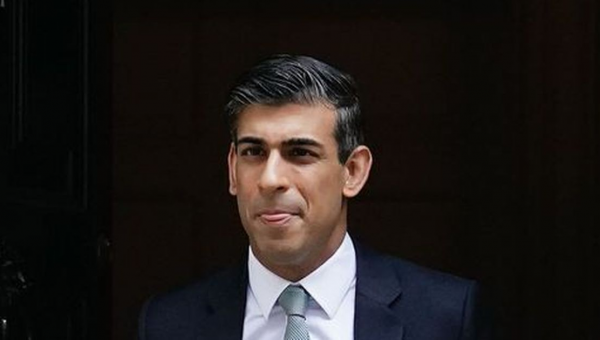 Sunak aides accuse No10 of smears as he defends wife