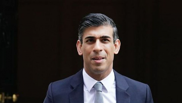 Sunak aides accuse No10 as he defends wife over non-dom status