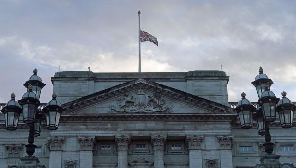 Why are flags being flown at half-mast to mourn the Queen’s death?