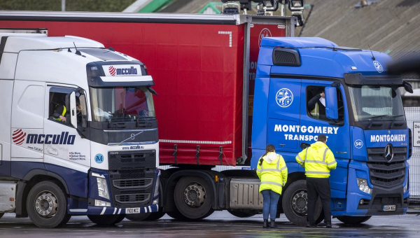 Status of Brexit checks at ports unclear after minister orders them to halt