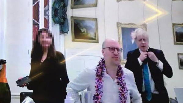 6 telling details in shameful new photo from PM’s lockdown Christmas quiz