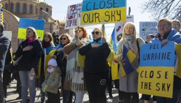 Former Presidents Bush, Clinton leave flowers at Ukrainian Village church in Chicago