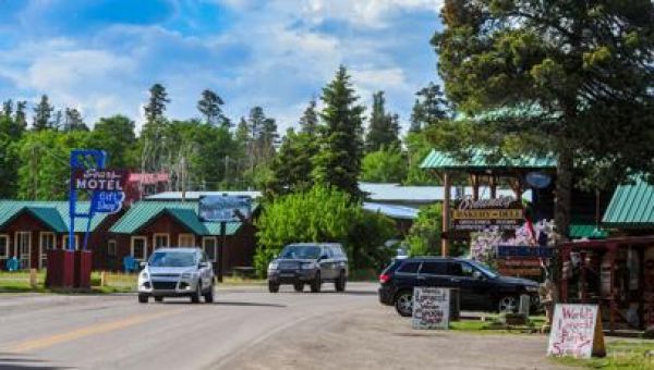 Pickup driver hits family in Montana, kills 2 with shotgun