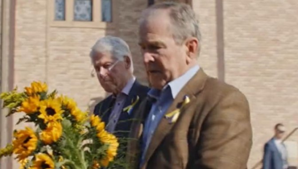 Clinton, Bush lay flowers outside Ukrainian church in Chicago