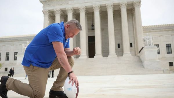 Supreme Court rules high school football coach had right to pray on field