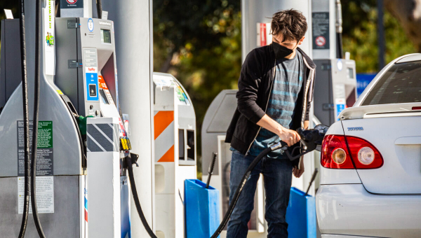 California Lawmakers Propose $400 Gas Rebate