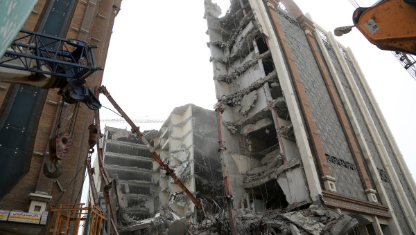 Death toll reaches 10 in building collapse in southwest Iran