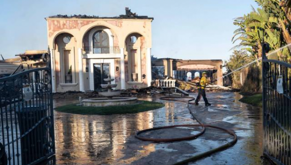 Coastal fire holds at 200 acres overnight, containment uncertain after 20-plus homes burned