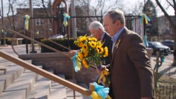 Bush, Clinton visit Chicago church to show support for Ukraine