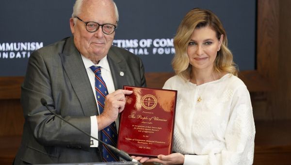 Zelenska accepts award for Ukrainian people before WH visit | WTOP News