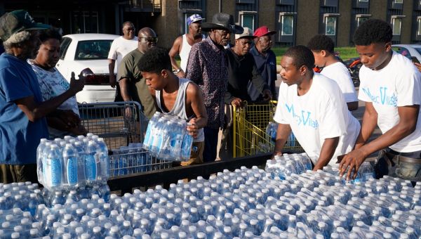 Houston hosts water drive for Jackson residents
