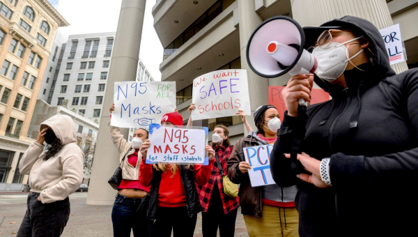 As union moves to reopen schools, Chicago parents back educators fight for remote-only instruction