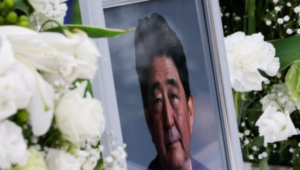 Shinzo Abe: Japanese mourners pay last respects to ex-PM at funeral