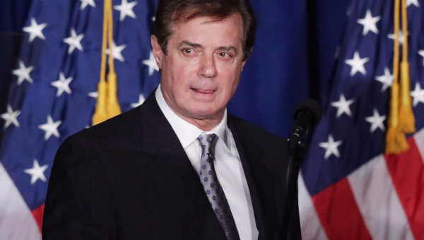 Former Trump campaign chairman Paul Manafort was stopped from boarding a plane to Dubai because he was carrying a revoked passport, report says
