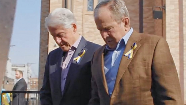 Ex-presidents Clinton and Bush make unannounced visit to Ukrainian Village church in Chicago