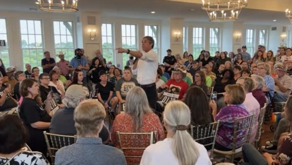 Beto O’Rourke slams heckler laughing at Uvalde shooting victims: Video