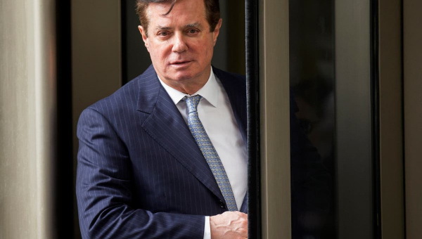 Disgraced ex-Trump aide with links to Russia stopped from boarding flight to Dubai