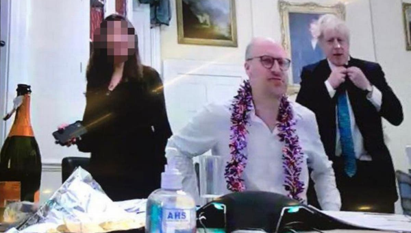 Met Police to reexamine No 10 Christmas quiz after photo of PM emerges