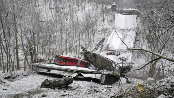People rescued from bus by human chain after Pittsburgh bridge collapses
