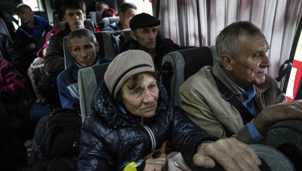 Some evacuated from Mariupol; US lawmaker Pelosi visits Lyiv