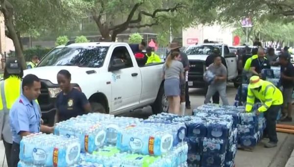 ‘It could be us’: Houstonians donate water amid water system failure in Mississippi