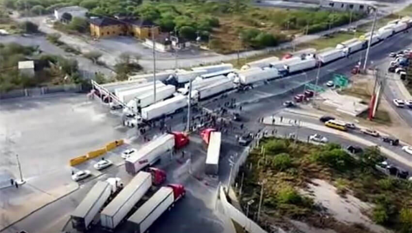 Truckers block US border crossing